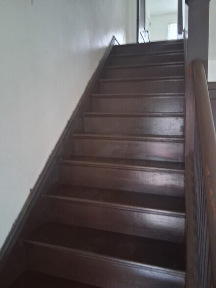 Building Photo - 530 Lilley Ave