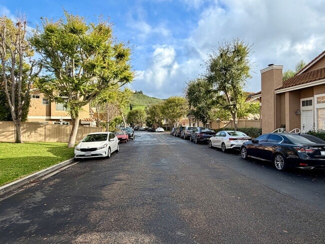 Building Photo - Beautiful 3 bed 2.5 bath home in Oak Park!