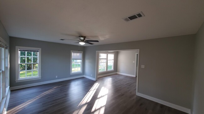 Large family room - 320 S Ashbel St