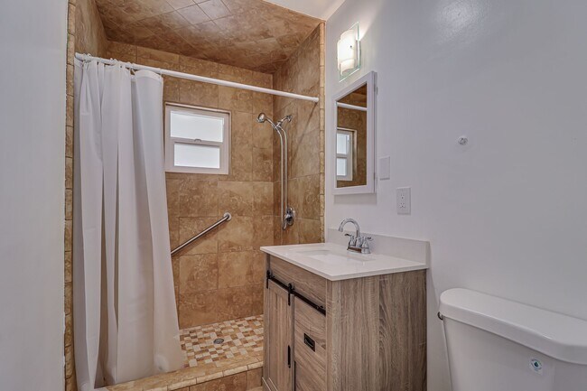 Building Photo - Newly Remodeled East Side Home!