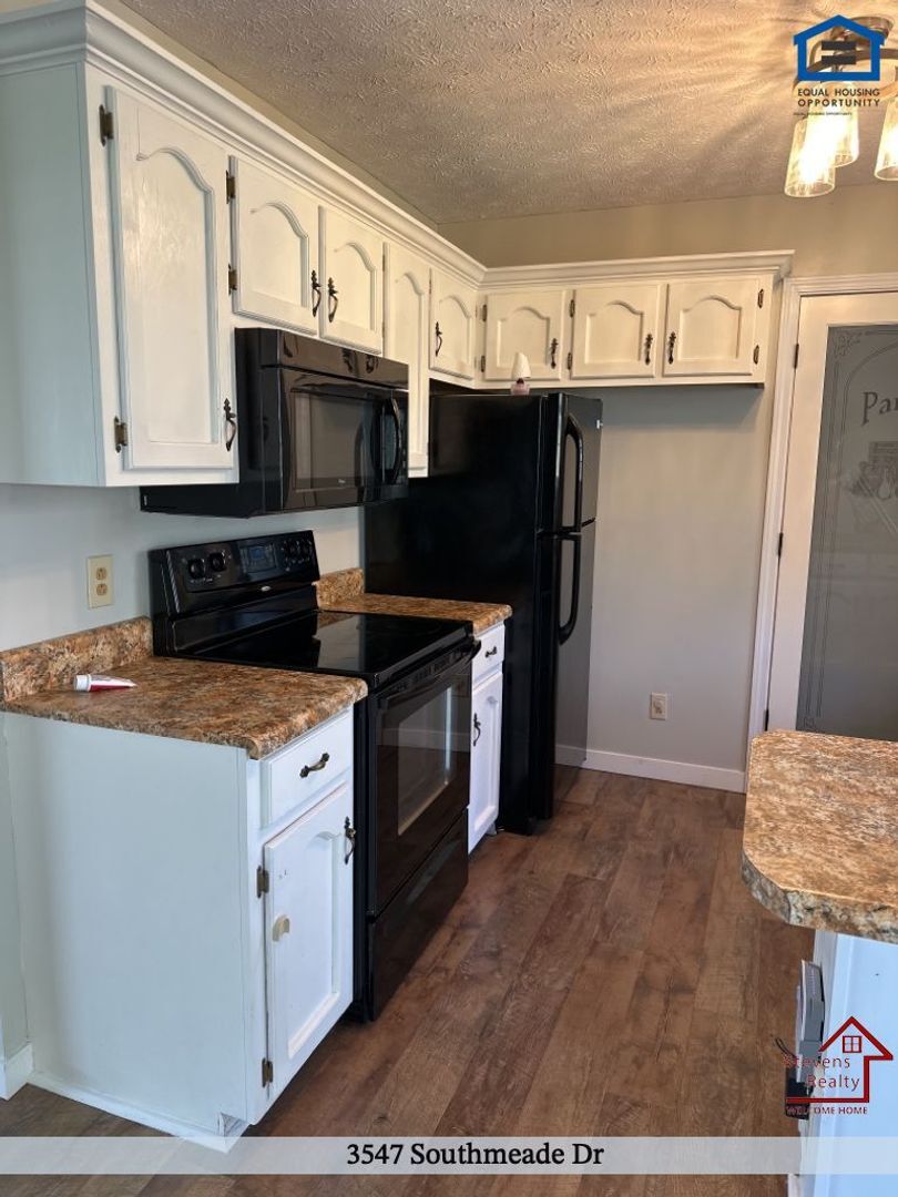 Building Photo - 3547 Southmeade Dr