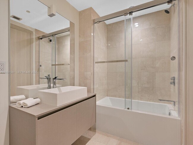 Building Photo - 1000 Brickell Plaza