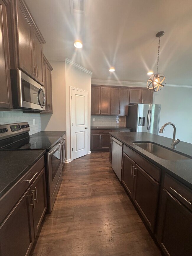 Building Photo - Spacious and Well-Appointed 3BR/2BA Home in Flowery Branch