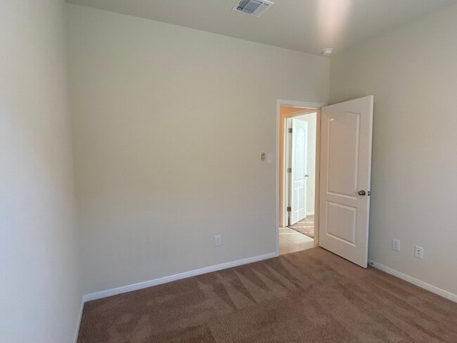 Building Photo - 4 BEDROOM, SHORT TERM LEASE AVAILABLE