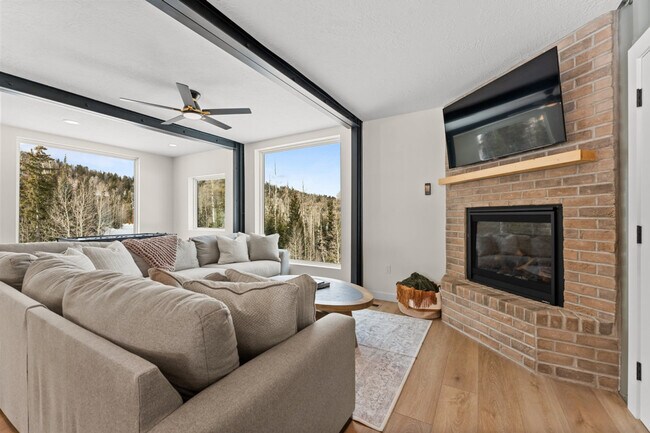 Building Photo - 220 Circle Dr