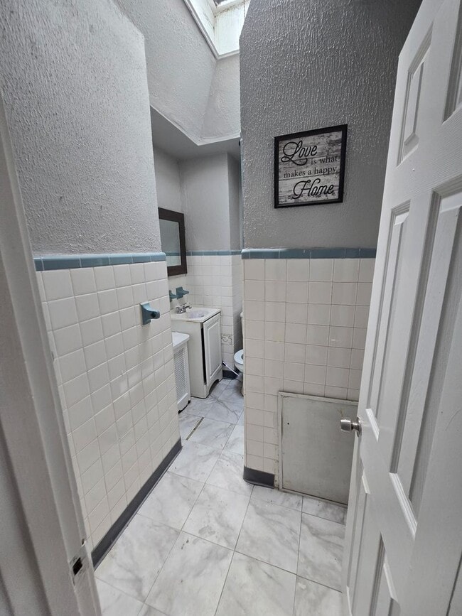 Building Photo - 3BR Home + Finished Basement + 1BR Apt