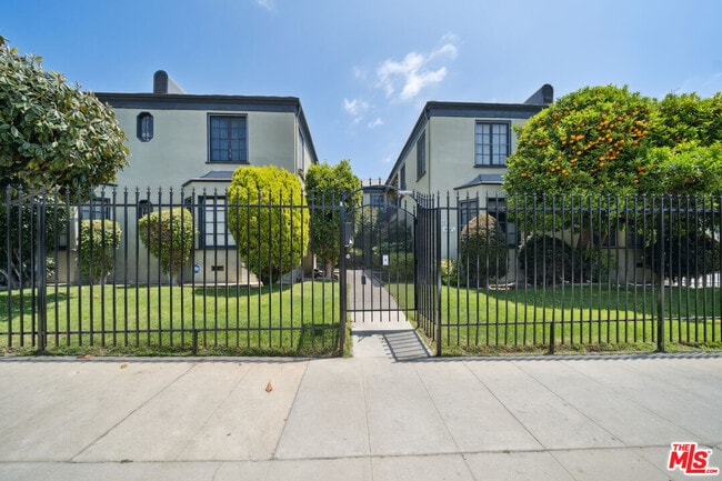 Building Photo - 1402 N Mansfield Ave