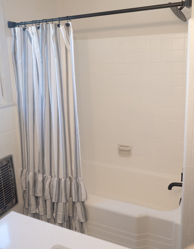 Building Photo - 828 Lemont Dr