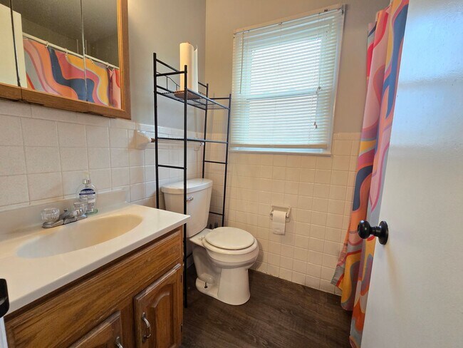 Building Photo - 306 Robinhood Ln