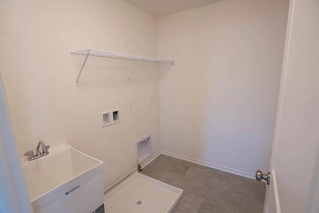 Building Photo - 2319 Lonnie Ln