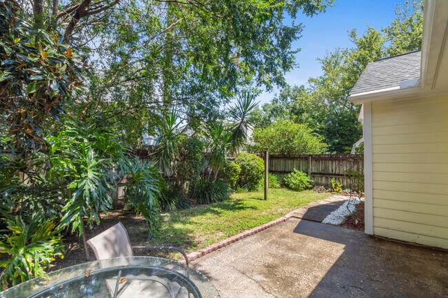 Building Photo - 2713 Willow Grove Ln