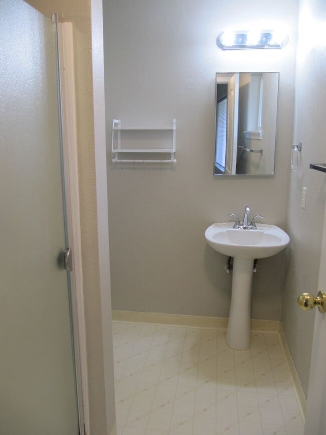 Building Photo - Three Bedroom Home on a Cul-de-sac, Landscaping Provided!