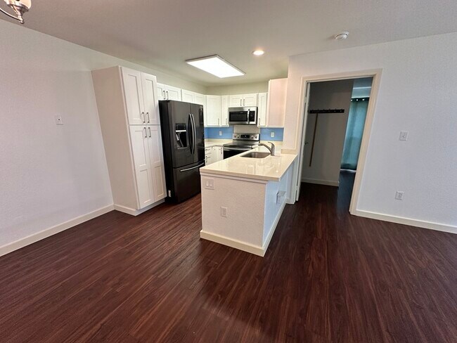 Building Photo - Bright & Breezy 2 bedroom Home in Evergree...