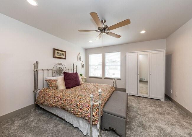 Building Photo - 2 Bedroom Luxury townhome