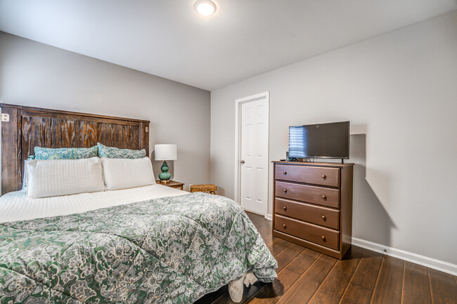 Building Photo - 1033 W Montebello Cir