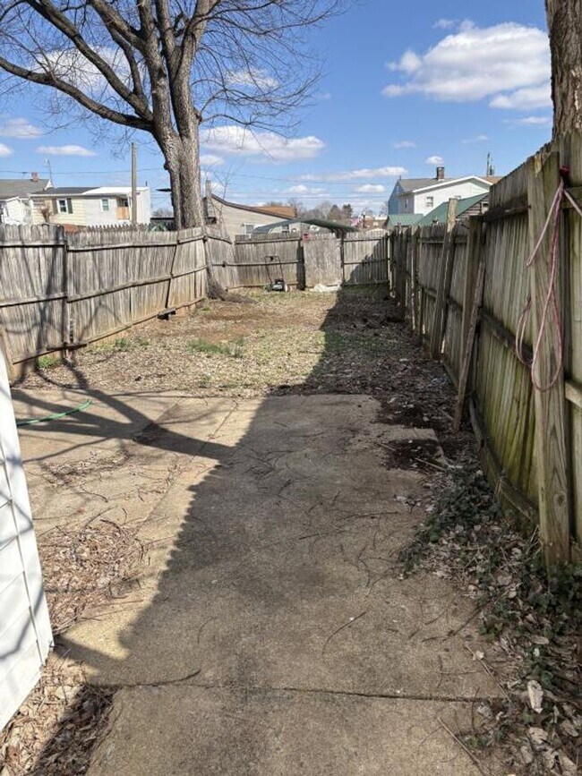 Building Photo - 457 N Pitt St