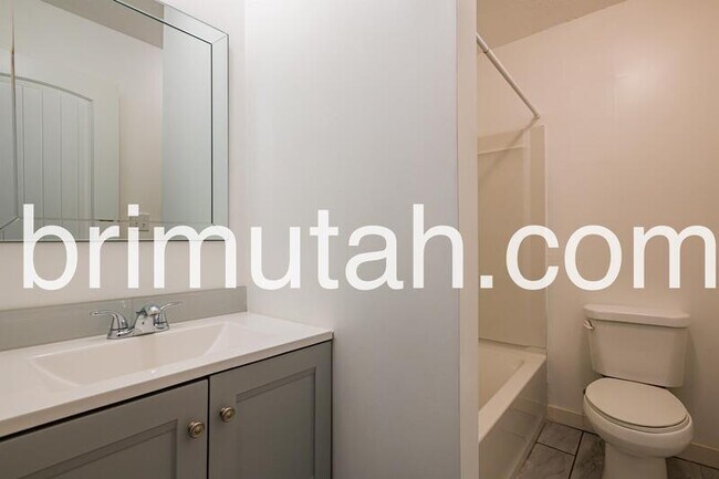 Building Photo - 2590 S 800 E