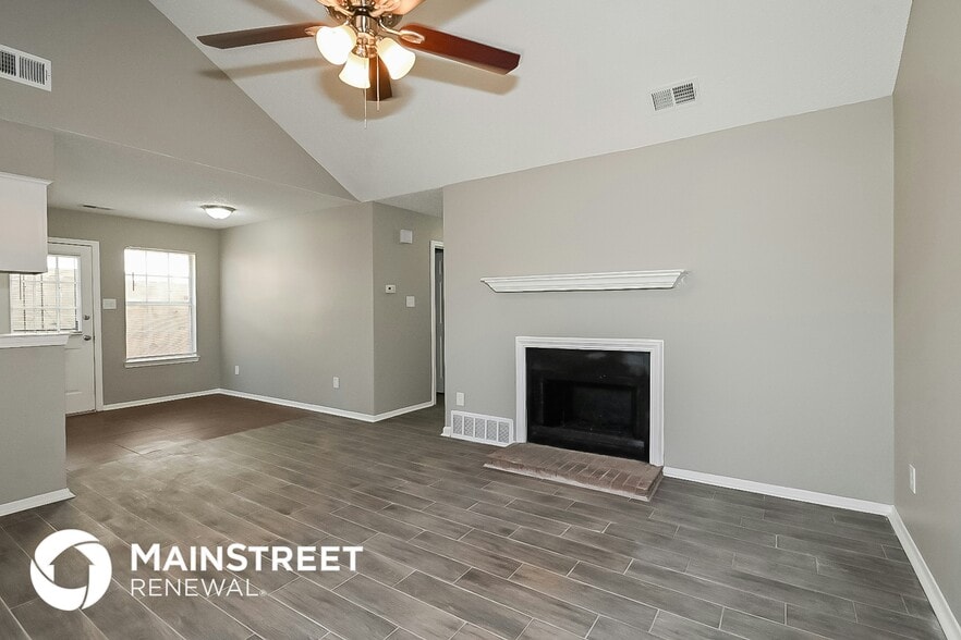 Building Photo - 4568 Summer Creek N