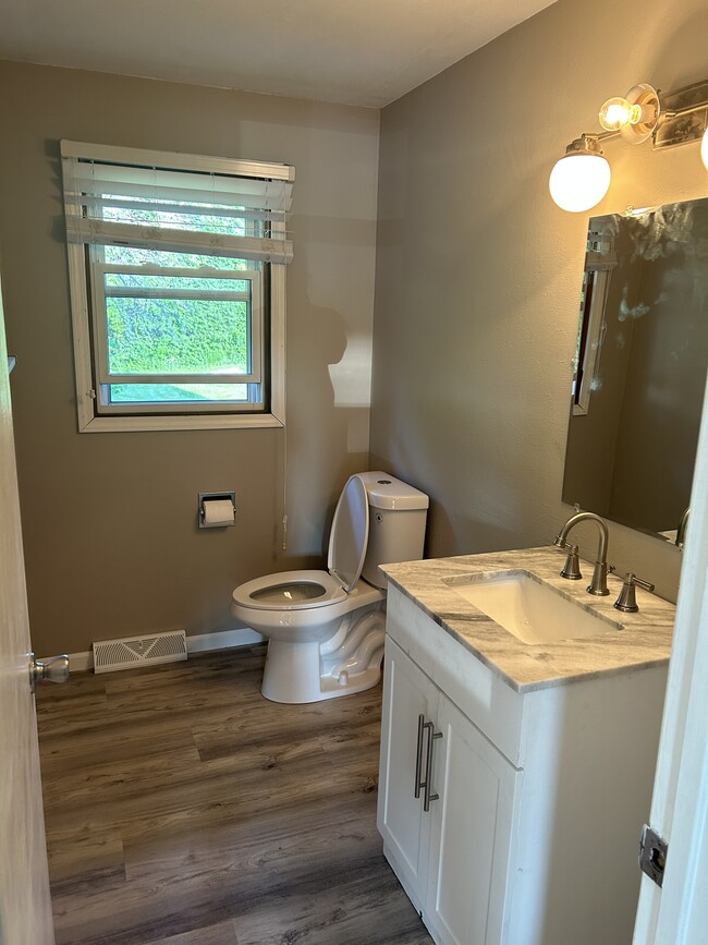 Building Photo - 2191 Packerland Dr