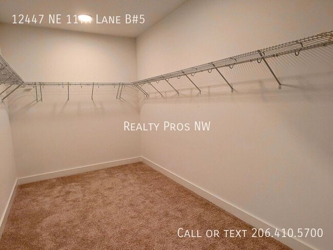 Building Photo - 12447 NE 11th Ln