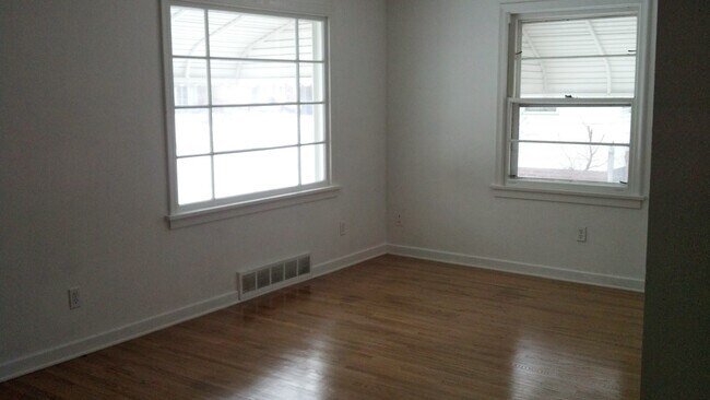 Building Photo - 3 Bedroom, 1 Bath Home with Hardwood Floors!