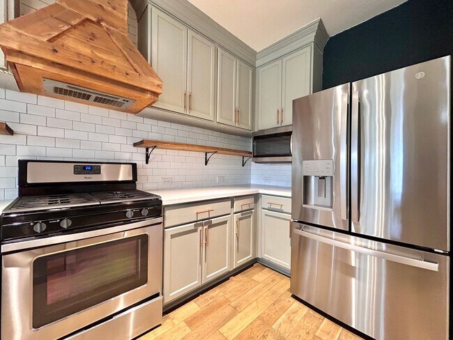 Building Photo - Bright & Beautiful 4 Bed, 3.5 Bath Home with Room for Everyone