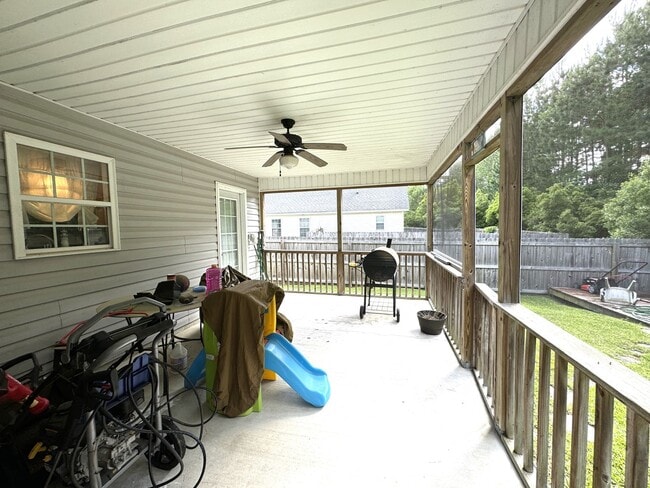 Building Photo - An adorable home within the City!