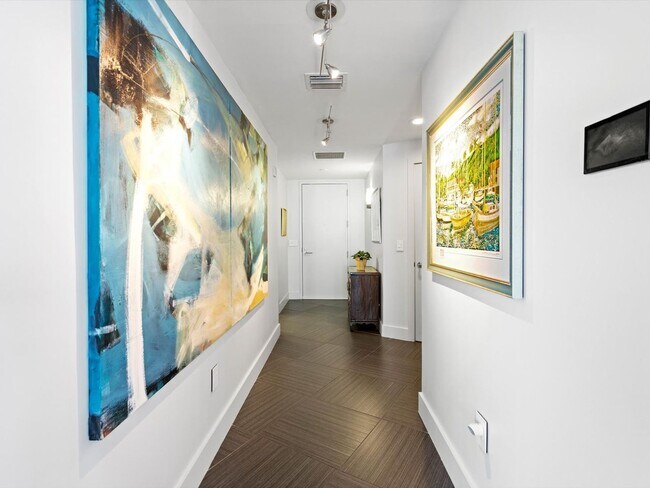 Building Photo - Large Corner Unit at STAR TOWER!