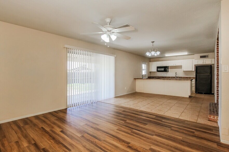 Building Photo - 8037 E Oak St