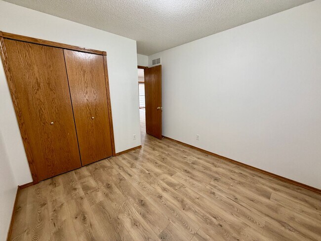 Building Photo - 4 bedroom Home in Regency Lakes!