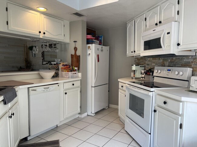 Building Photo - 13 Uno Lago Dr