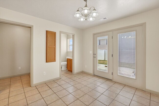 Building Photo - Must-See Apartment in Pheasant Ridge  Pocatello!