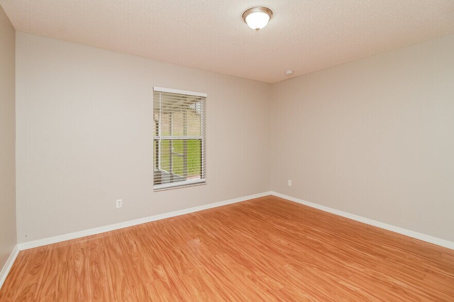 Building Photo - 1923 Southern Oak Loop