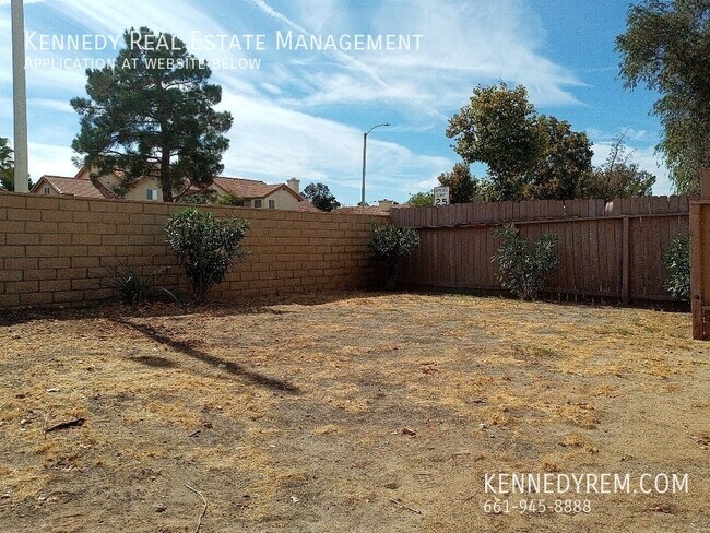 Building Photo - 44042 Palm Ln