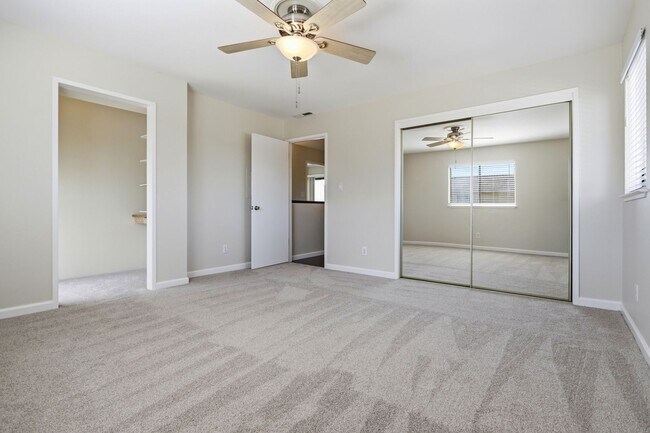 Building Photo - Great 3 Bedroom Townhome with Garage!