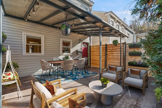 Building Photo - Charming 3 Bedroom/4 Bathroom Detached Home Located In The South Side Flats.  Available Immediately.