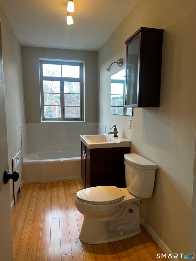 Building Photo - 869 Farmington Ave