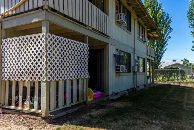 Building Photo - 1051 E Central Ave