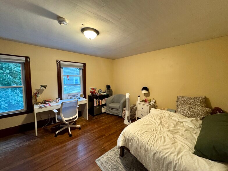 Building Photo - 195 College Ave