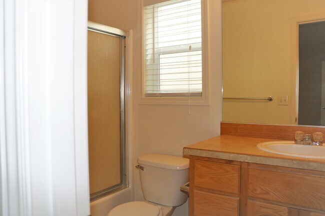 Building Photo - Home Sweet Home! 4 Bedroom/2.5 Bath in Sal...