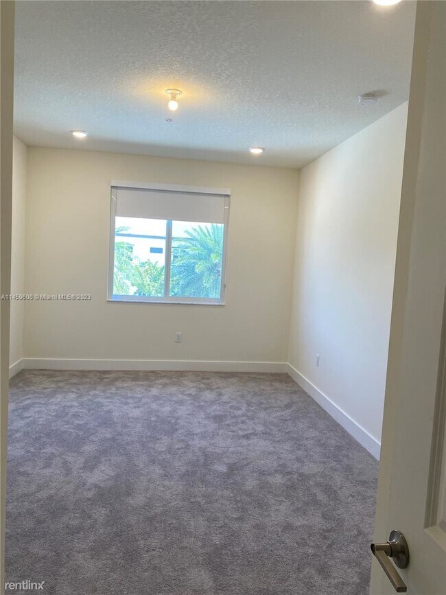 Building Photo - 3 br, 2.5 bath House - 10300 NW 66th St Ap...