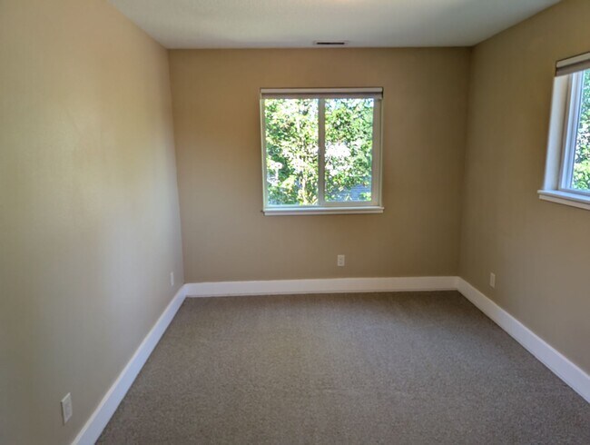 Building Photo - 4 Bed/2.5 Bath Multnomah Village Stunner w...