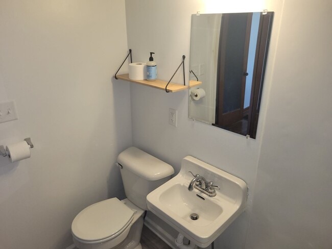 Building Photo - 2-Bedroom/1-Bath, Great Neighborhood