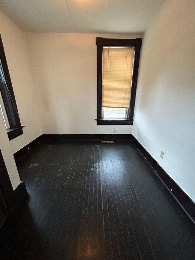 Building Photo - One Bedroom Apartment on La Crosse Northside