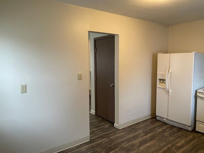 Building Photo - 740 S Harris Ave