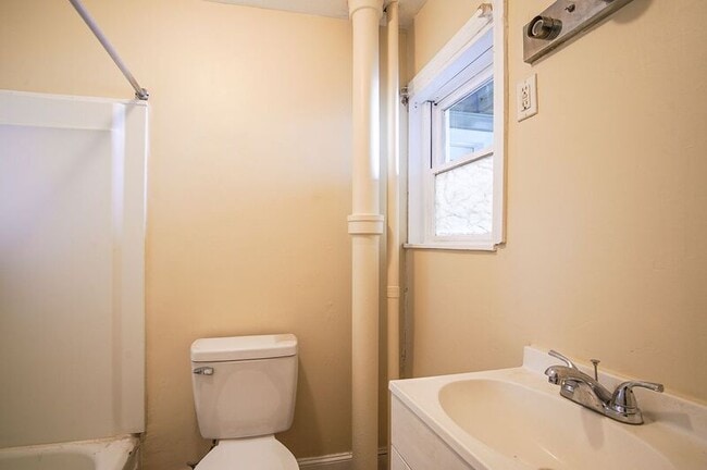 Building Photo - 32 Joy St