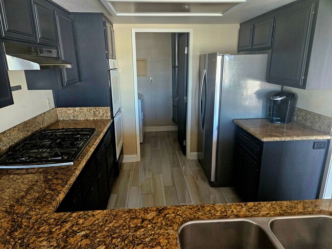 Building Photo - Beautiful condo ready for the holidays!