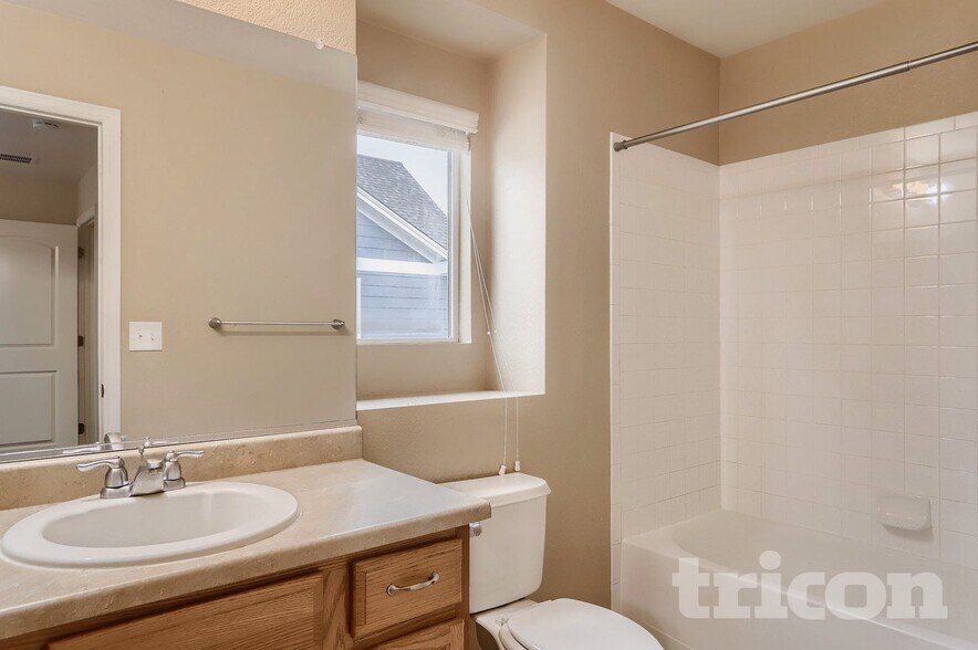 Building Photo - 1570 Edenbridge Dr