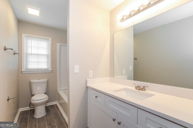 Building Photo - 2974 Landmark Dr SE