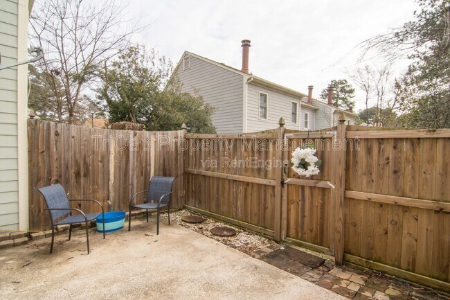 Building Photo - 1806 Township Cir